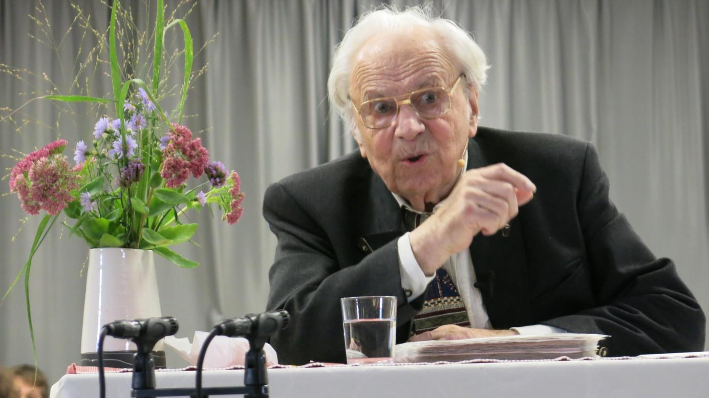 Mundartdichter Franz Fink brillierte in der Mittelschule mit Anekdoten aus der Geschichte von Eckental und seiner Ortsteile.
Mundartdichter Franz Fink brillierte in der Mittelschule mit Anekdoten aus der Geschichte von Eckental und seiner Ortsteile.