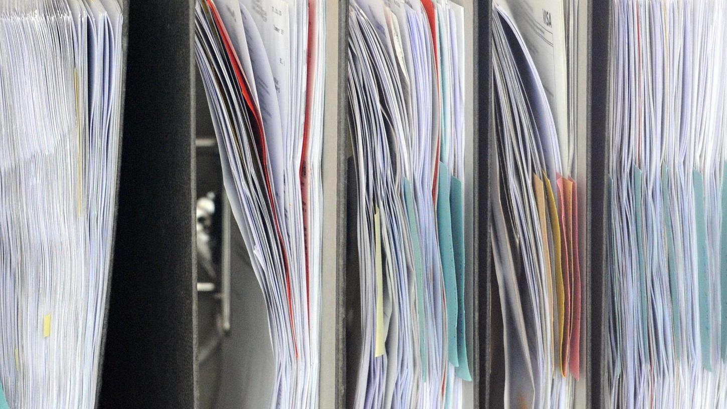 Die Eingangszahlen steigen wieder: 71.926 Ermittlungsverfahren gegen namentliche bekannte Beschuldigte hat die Staatsanwaltschaft Nürnberg-Fürth im Jahr 2022 geführt - 5.292 Verfahren mehr als im Vorjahr 2021. Die Eingangszahlen steigen wieder: 71.926 Ermittlungsverfahren gegen namentliche bekannte Beschuldigte hat die Staatsanwaltschaft Nürnberg-Fürth im Jahr 2022 geführt - 5.292 Verfahren mehr als im Vorjahr 2021.