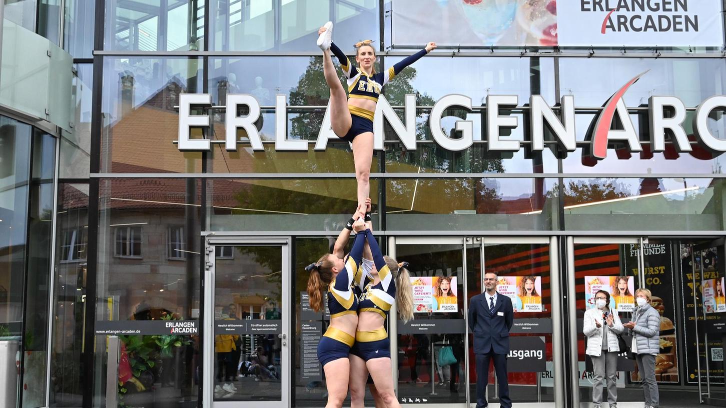  Die Erlangen Arcaden feiern "15 Jahre im Herzen der Stadt". Vor dem Einkaufstempel traten die Cheerleader der Spielvereinigung auf.