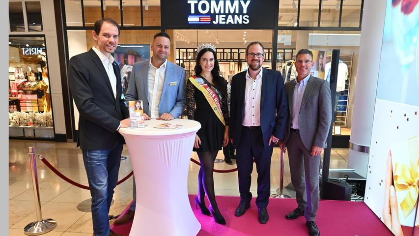 Eine kleine Talkrunde mit (v.l.) HC Erlangen-Geschäftsführer René Selke, Center Manager Torben Seifert, Miss Bayern Carina Schätz, Oberbürgermeister Florian Janik und den ETM-Geschäftsführer Christian Frank gab es auch.
Eine kleine Talkrunde mit (v.l.) HC Erlangen-Geschäftsführer René Selke, Center Manager Torben Seifert, Miss Bayern Carina Schätz, Oberbürgermeister Florian Janik und den ETM-Geschäftsführer Christian Frank gab es auch.