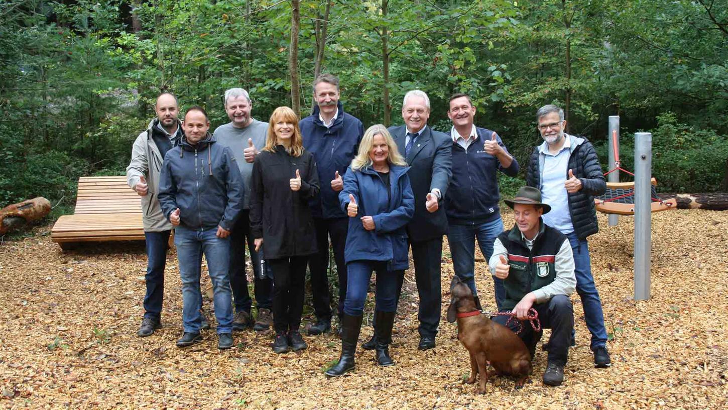 Daumen hoch für die gelungene Anlage eines Waldbadeplatzes.