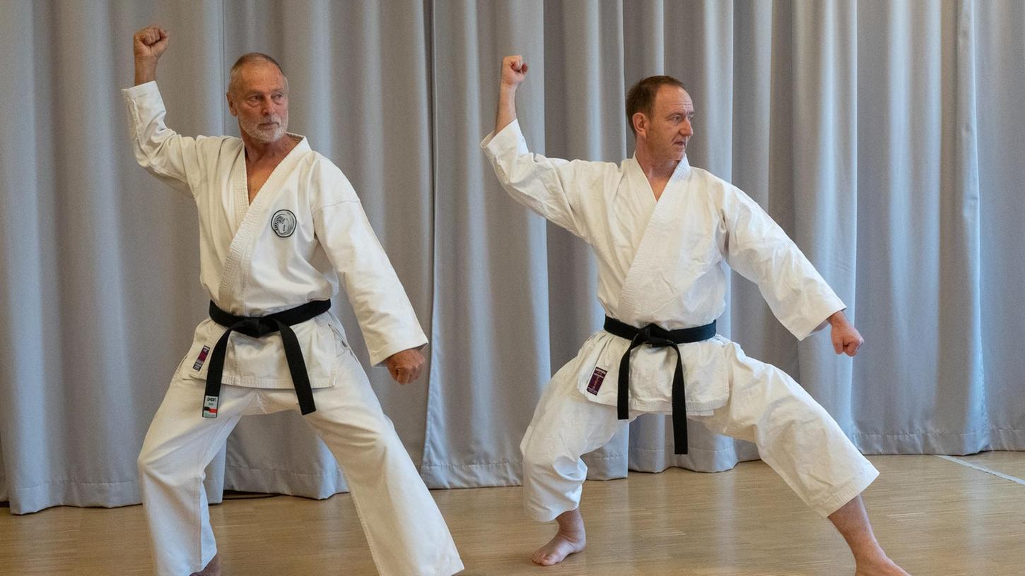 Vereinsvorsitzender Gottfried Rüll (links) und Sportwart Michael Vogel zeigen eine typische Pose einer Kata.
Vereinsvorsitzender Gottfried Rüll (links) und Sportwart Michael Vogel zeigen eine typische Pose einer Kata.