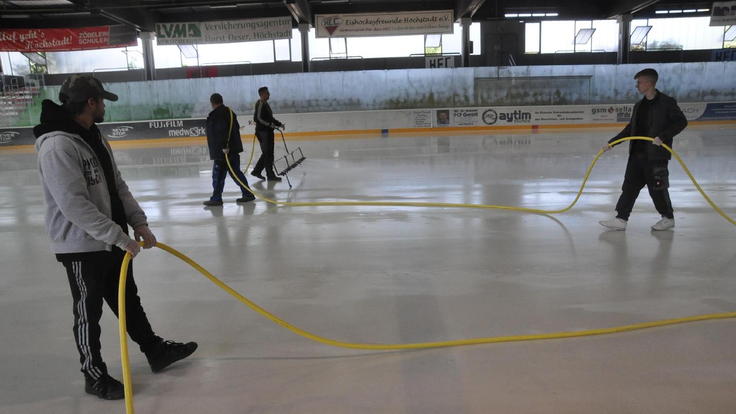 Die Vorbereitungen für die Saison in der Eishalle Höchstadt sind trotz steigender Energiekosten in vollem Gange. Hier wird die Eisfläche gewachst, damit die Spielfeldlinien gut sichtbar bleiben.
