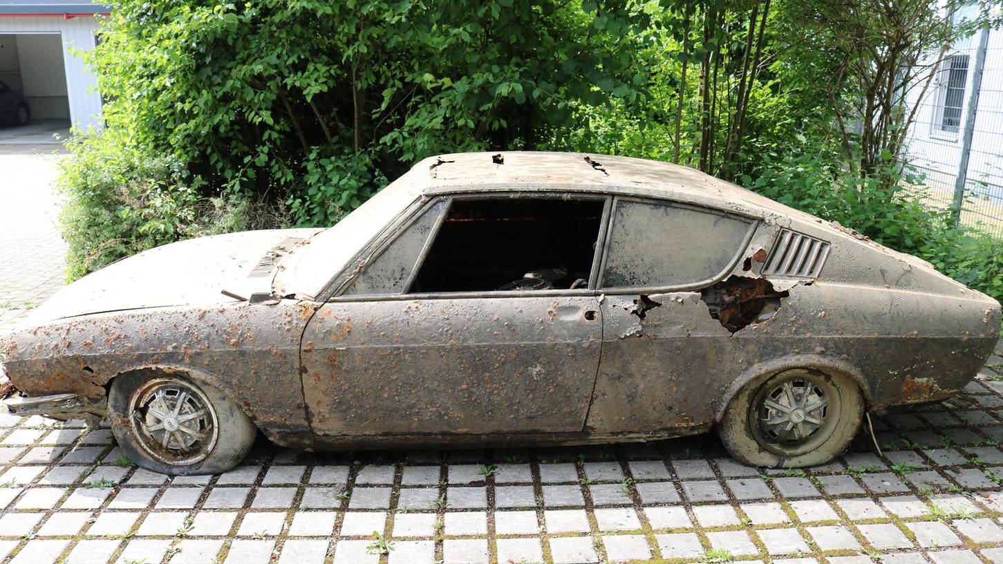 Steht dieser Wagen, der aus einem bayerischen Stausee gezogen wurde, in Verbindung zu einem alten Vermisstenfall? 