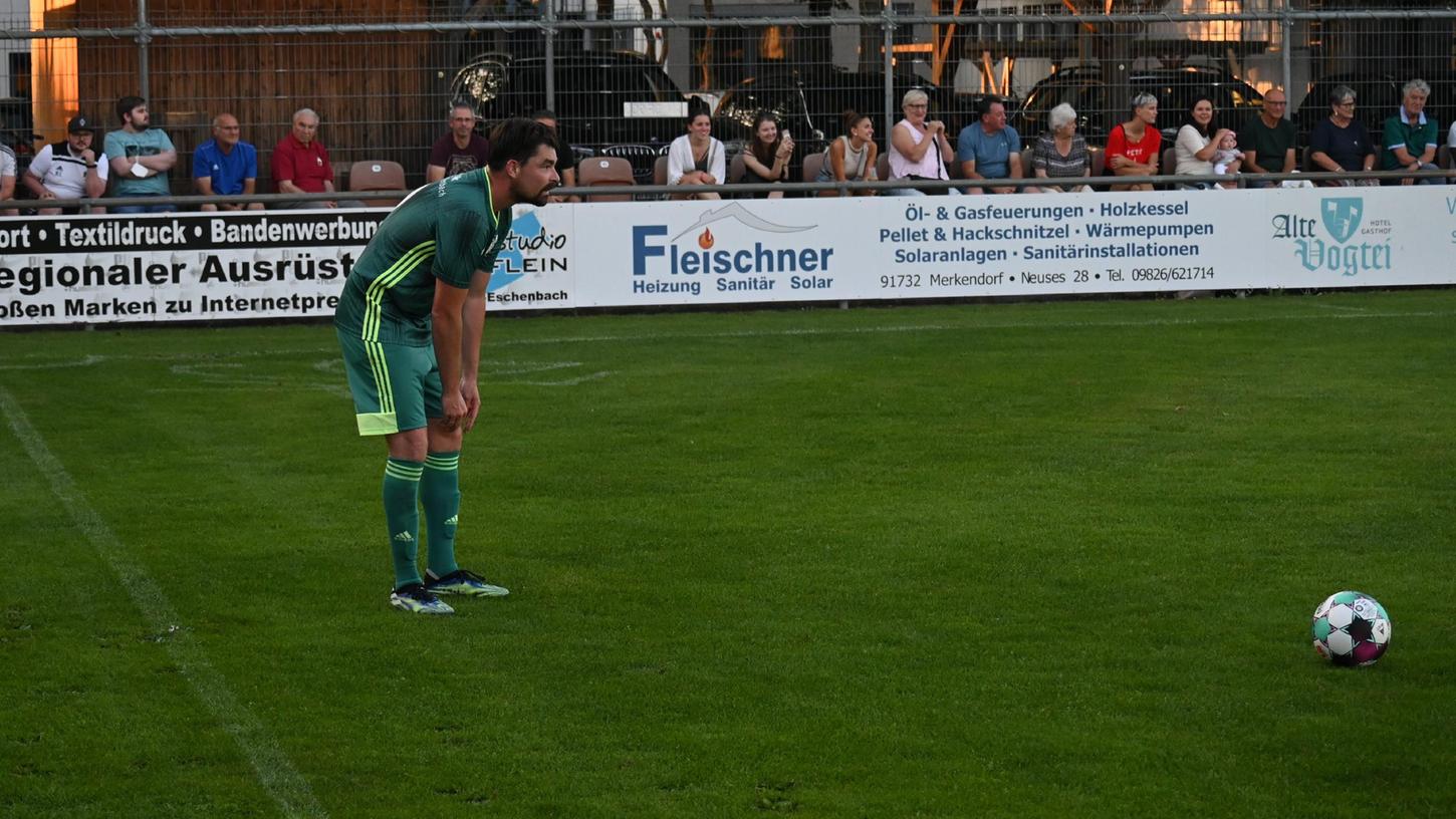 Etwas skeptisch blickt Wolframs-Eschenbachs Spielertrainer Alexander Weiß auf diesem Archivfoto drein - passend zur schwierigen Personalsituation seiner Mannschaft.
Etwas skeptisch blickt Wolframs-Eschenbachs Spielertrainer Alexander Weiß auf diesem Archivfoto drein - passend zur schwierigen Personalsituation seiner Mannschaft.