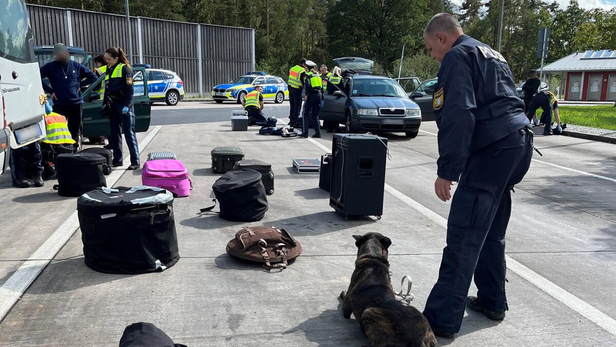 Rund 30 Fahrzeuge wurden von der Polizei intensiv durchsucht.
Rund 30 Fahrzeuge wurden von der Polizei intensiv durchsucht.