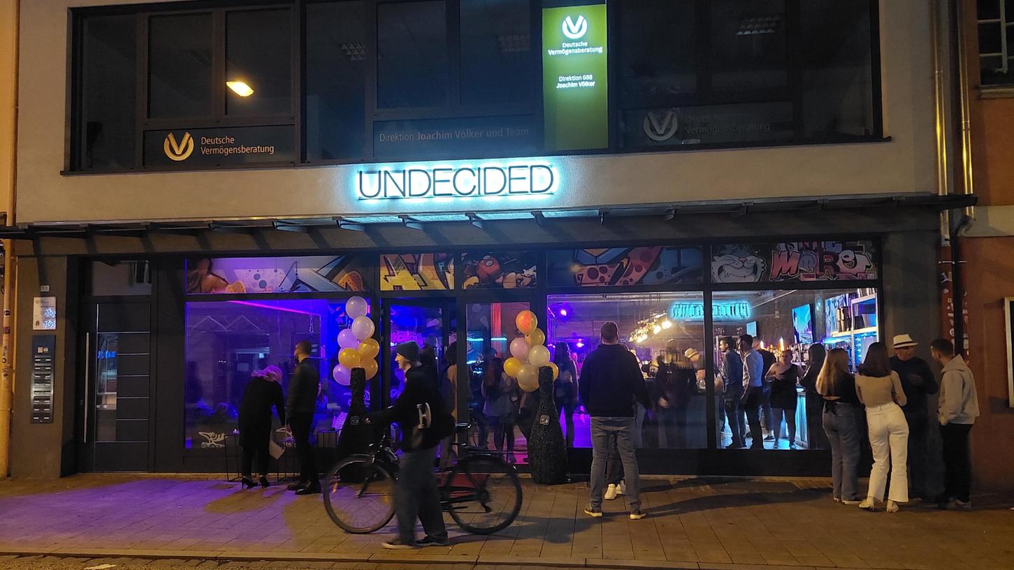 Gleich zur Eröffnung der „Undecided“ Bar in der Erlanger Hauptstraße strömten die Besucher in Massen.
Gleich zur Eröffnung der „Undecided“ Bar in der Erlanger Hauptstraße strömten die Besucher in Massen.