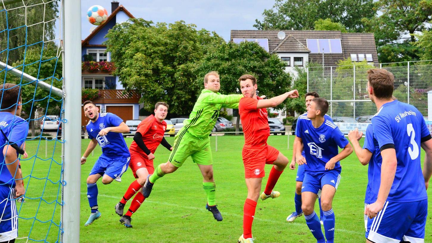 Die Kreisklassen-Aufsteiger aus Alesheim, hier Keeper Rene Baumgärtner, feierten einen 5:0-Heimsieg im Kirchweihspiel und durften im Gasthaus entsprechend feiern.