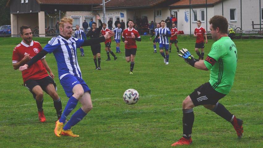 Das Spiel in Burgsalach war geprägt von viele Zweikämpfen. Das Spiel in Burgsalach war geprägt von viele Zweikämpfen.