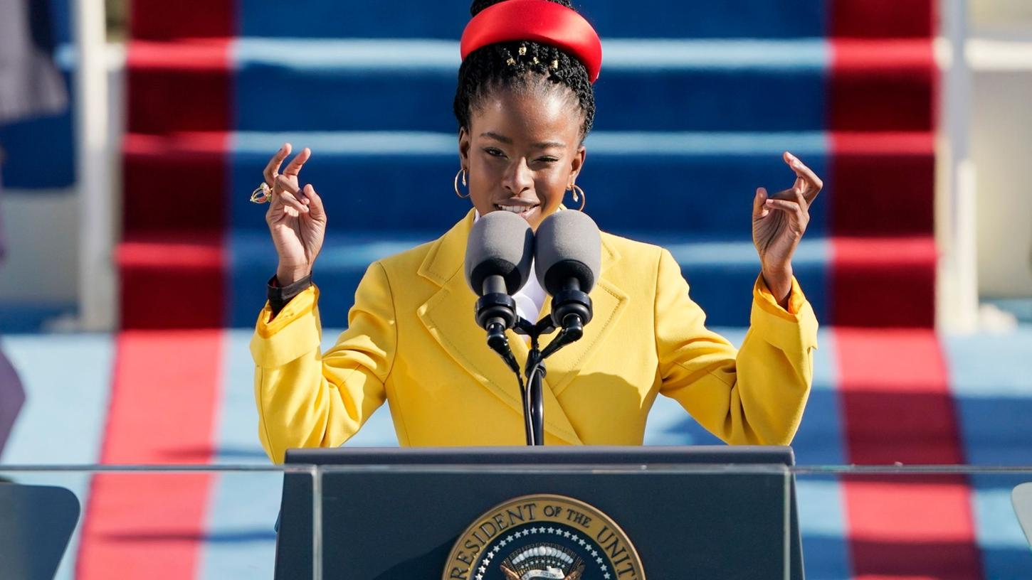 Die US-amerikanische Dichterin Amanda Gorman liest ein Gedicht während der Amtseinführung von US-Präsident Joe Biden im Januar 2021. Die US-amerikanische Dichterin Amanda Gorman liest ein Gedicht während der Amtseinführung von US-Präsident Joe Biden im Januar 2021.