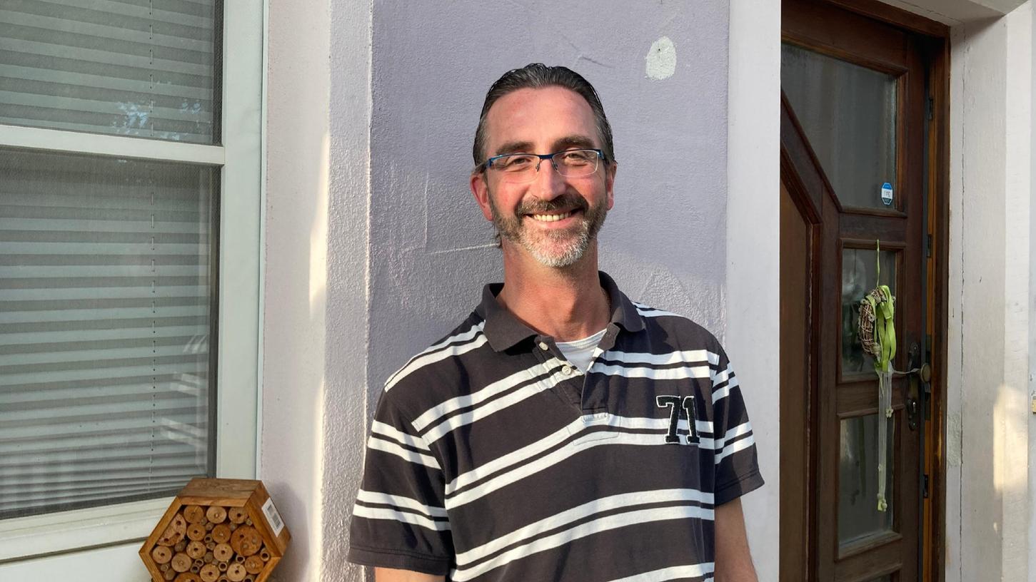 Jörg Spichtinger vor seinem Haus in Heidenheim: Vor beinahe genau drei Jahren, versuchte er, einem Mann das Leben zu retten.
Jörg Spichtinger vor seinem Haus in Heidenheim: Vor beinahe genau drei Jahren, versuchte er, einem Mann das Leben zu retten.