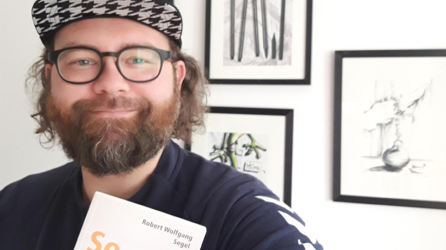 Robert Wolfgang Segel liest am 14. Oktober 2022 um 19 Uhr im „Mops von Gostenhof“, Volprechtstraße 14 in Nürnberg. Dazu gibt's Livemusik von the one and only Kris Rocket und eine kleine Fotoausstellung von Benno Wagner.
Robert Wolfgang Segel liest am 14. Oktober 2022 um 19 Uhr im „Mops von Gostenhof“, Volprechtstraße 14 in Nürnberg. Dazu gibt's Livemusik von the one and only Kris Rocket und eine kleine Fotoausstellung von Benno Wagner.