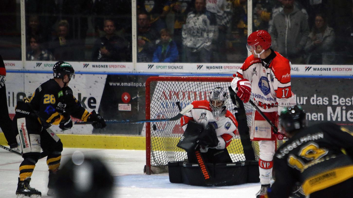 Reichlich zu tun hatte EVP-Goalie Maximilian Schmidt beim Gastspiel der Ice Dogs in Amberg.
 
