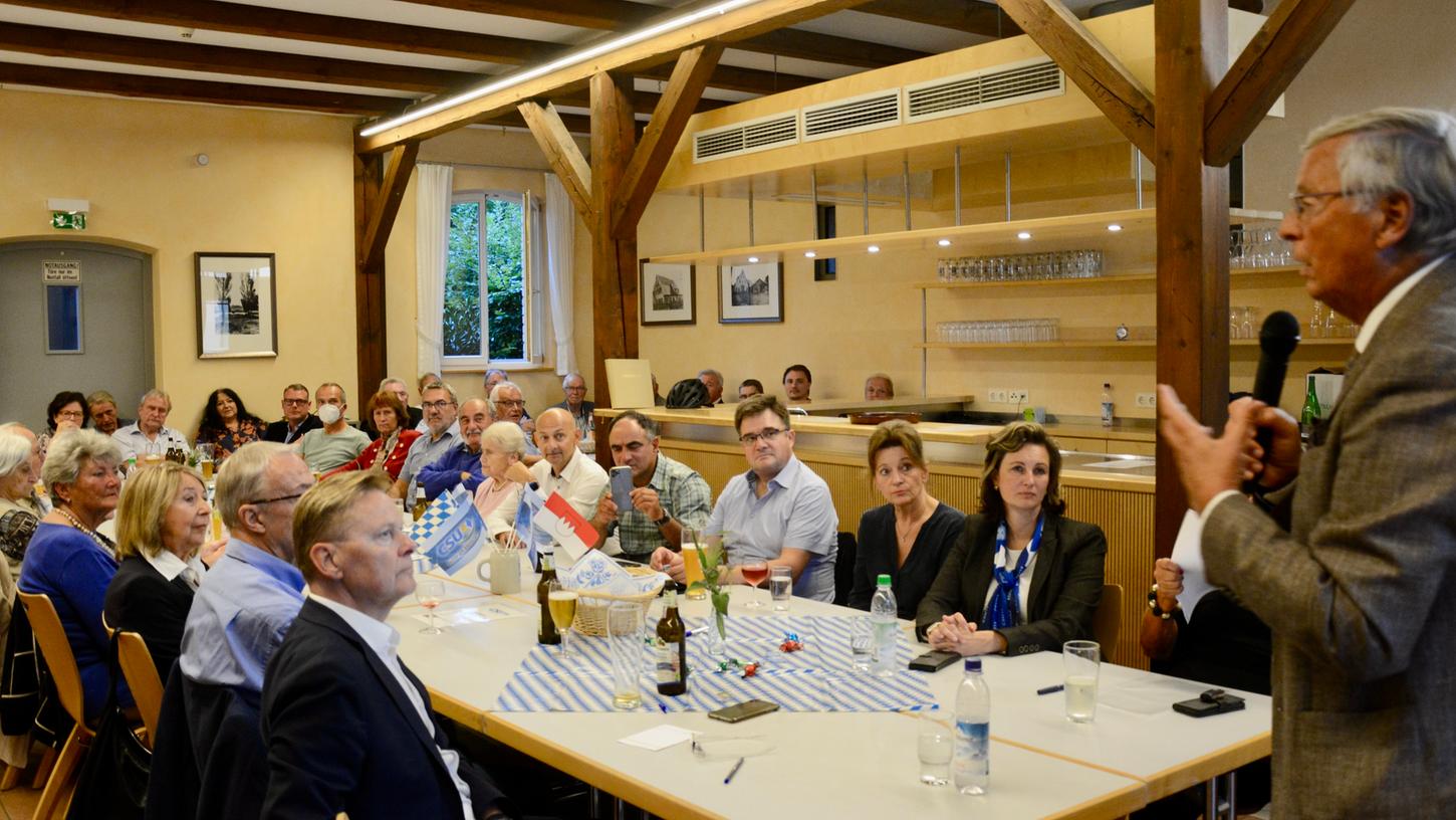 Liebt auch nach seinem Rückzug aus der Politik den direkten Kontakt mit den Menschen: Wolfgang Bosbach zu Gast bei der CSU in Rückersdorf. Liebt auch nach seinem Rückzug aus der Politik den direkten Kontakt mit den Menschen: Wolfgang Bosbach zu Gast bei der CSU in Rückersdorf.