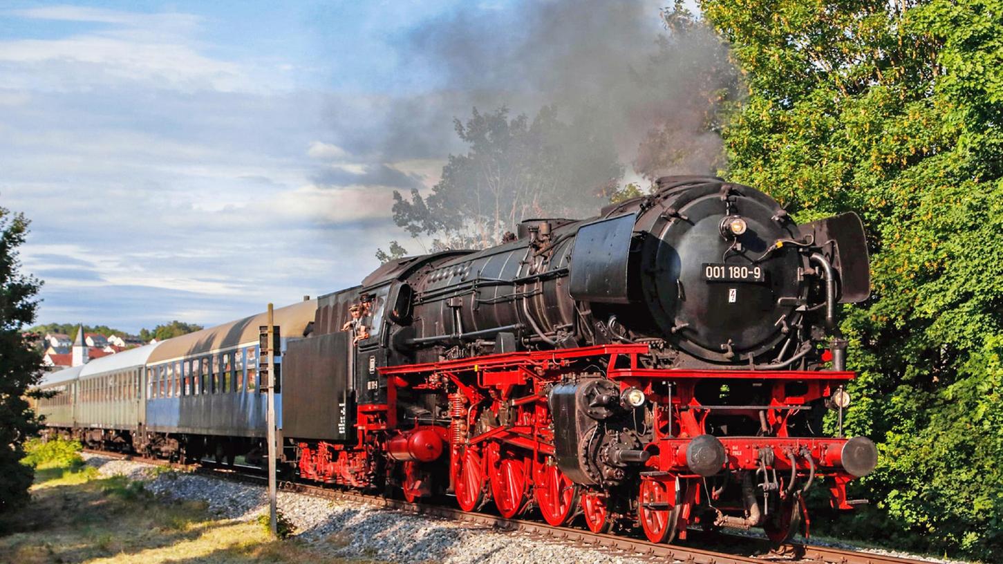 Die Lok 001 180-9 kehrt mit ihrer Ausflugsfahrt in ihre alte Heimat nach Nordbayern zurück. Mitfahren kann jedermann, der Zustieg ist unterwegs möglich. Die Lok 001 180-9 kehrt mit ihrer Ausflugsfahrt in ihre alte Heimat nach Nordbayern zurück. Mitfahren kann jedermann, der Zustieg ist unterwegs möglich.