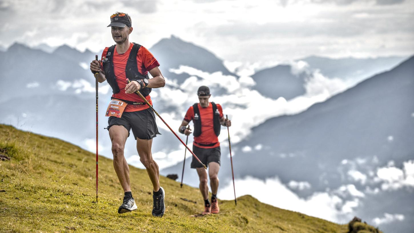 Laufen in schönster Umgebung: Markus (vorne) und Stefan Bergler an Tag zwei des Transalpine Run beim Aufstieg auf den Tschirgant in Tirol. 
