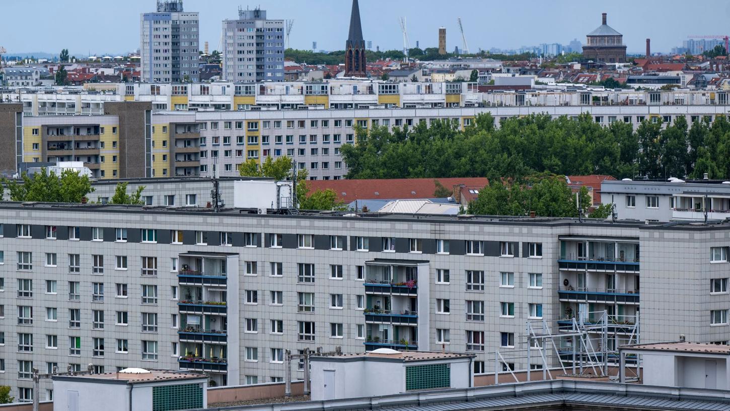 Blick von einem Hochhaus auf die Wohnhäuser im Berliner Osten.