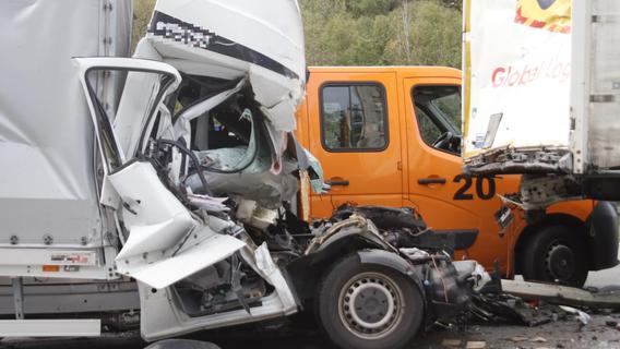 Tödlicher Verkehrsunfall auf A6: Kleintransporter prallte auf Lkw