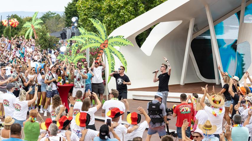 Im Juli trat das Schlager-Duos DJ Robin & Schürze mit dem umstrittenen Song "Layla" im "ZDF-Fernsehgarten" auf.
Im Juli trat das Schlager-Duos DJ Robin & Schürze mit dem umstrittenen Song "Layla" im "ZDF-Fernsehgarten" auf.