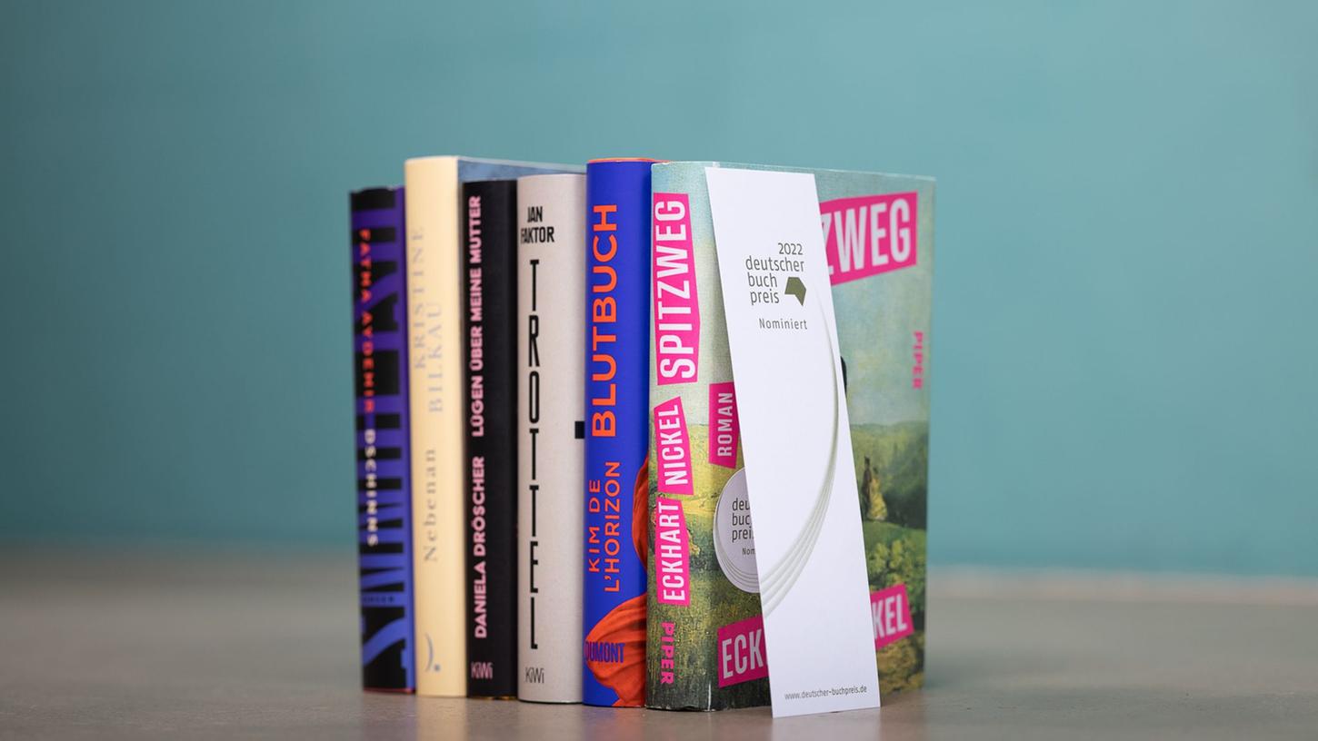 Die Cover der sechs Bücher der Shortlist für den Deutschen Buchpreis 2022: Fatma Aydemir ("Dschinns", l-r), Kristine Bilkau ("Nebenan"), Daniela Dröscher ("Lügen über meine Mutter"), Jan Faktor ("Trottel"), Kim de l'Horizon ("Blutbuch") und Eckhart Nickel ("Spitzweg"). Die Cover der sechs Bücher der Shortlist für den Deutschen Buchpreis 2022: Fatma Aydemir ("Dschinns", l-r), Kristine Bilkau ("Nebenan"), Daniela Dröscher ("Lügen über meine Mutter"), Jan Faktor ("Trottel"), Kim de l'Horizon ("Blutbuch") und Eckhart Nickel ("Spitzweg").