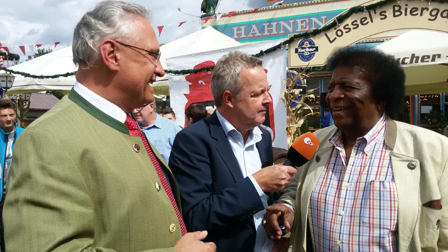 Beim Herbstvolksfest 2015 trafen Bayerns Innenminister Joachim Herrmann und Sänger Roberto Blanco aufeinander. Kurz davor hatte Herrmann Blanco als "wunderbaren Neger" bezeichnet, was Rassismusvorwürfe nach sich zog.
Beim Herbstvolksfest 2015 trafen Bayerns Innenminister Joachim Herrmann und Sänger Roberto Blanco aufeinander. Kurz davor hatte Herrmann Blanco als "wunderbaren Neger" bezeichnet, was Rassismusvorwürfe nach sich zog.