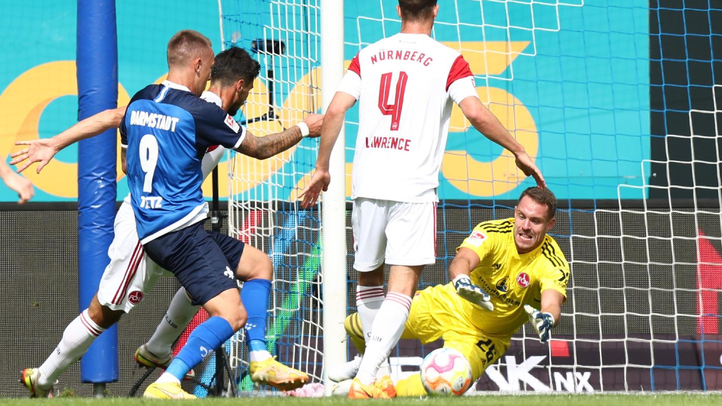 Auch wenn er hier entschlossen zupackt: Die 0:2-Niederlage in Darmstadt konnte Christian Mathenia nicht verhindern.
Auch wenn er hier entschlossen zupackt: Die 0:2-Niederlage in Darmstadt konnte Christian Mathenia nicht verhindern.