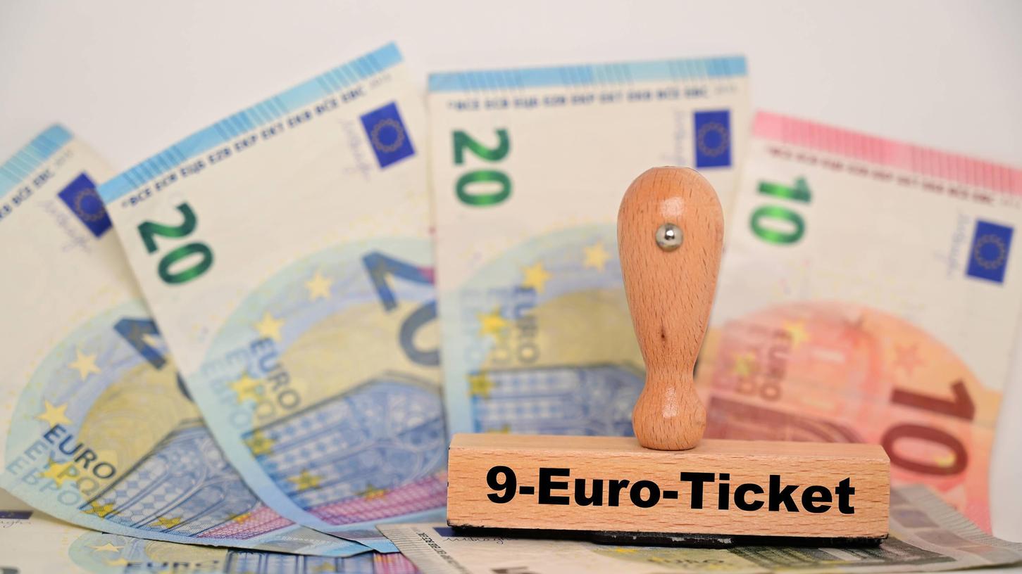 Billig alleine reicht nicht: Bayerns Verkehrsminister Christian Bernreiter (CSU) verbindet mit einem Nachfolger für das 9-Euro-Ticket auch die Forderung nach mehr Geld vom Bund für den Ausbau des ÖPNV.
Billig alleine reicht nicht: Bayerns Verkehrsminister Christian Bernreiter (CSU) verbindet mit einem Nachfolger für das 9-Euro-Ticket auch die Forderung nach mehr Geld vom Bund für den Ausbau des ÖPNV.
