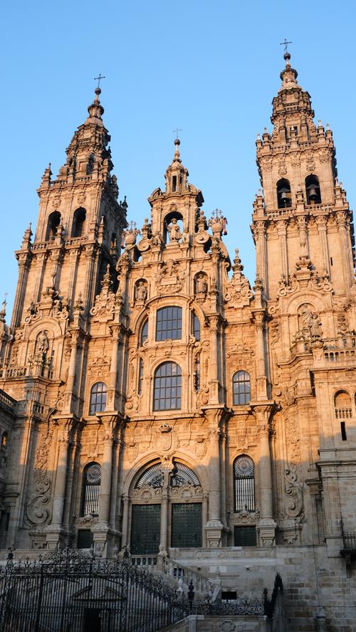 Alle Wege führen nach Santiago de Compostela: Die imposante Kathedrale markiert das Ende eines jeden Jakobsweges. Täglich um 12.00 Uhr findet dort eine Pilgermesse statt, der Andrang und die Schlangen sind dementsprechend groß und lang. 