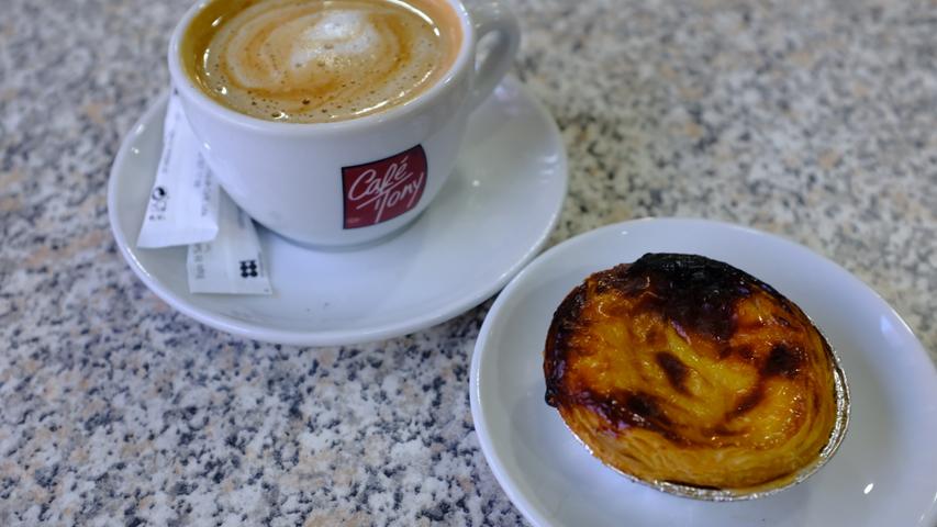 Ein Café con leche und Pastel de Nata, die berühmten Blätterteigtörtchen mit Puddingfüllung, dürfen beim Frühstück nicht fehlen. 
