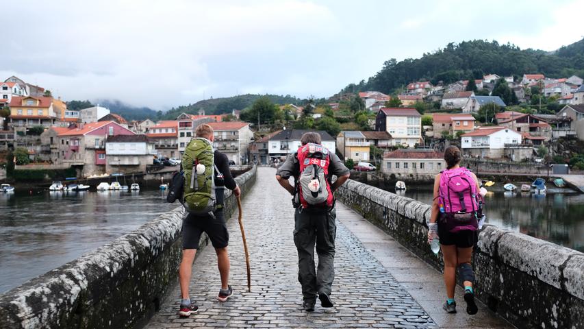 Für kurze Zeit verlässt man die Küste und läuft ein Stück ins Landesinnere. Dabei kommt man an kleinen galizischen Örtchen vorbei, wie hier die Ponte Medieval de Pontesampaio in A Rabaleira kurz vor Pontevedra. 