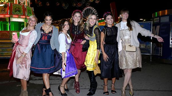 Sieht auf den ersten Blick wie das neue Casting von Heidi Klum aus, handelt sich aber in Wirklichkeit um: Evelyn Burdecki, Amira Pocher, Carmen Jorda, Sunny Hülkenberg, Victoria Swarovski, Nazan Eckes und Mersiha Husagic beim Almauftrieb in der Käfer Wiesn. Modisch auf jeden Fall dem größten Volksfest der Welt würdig.