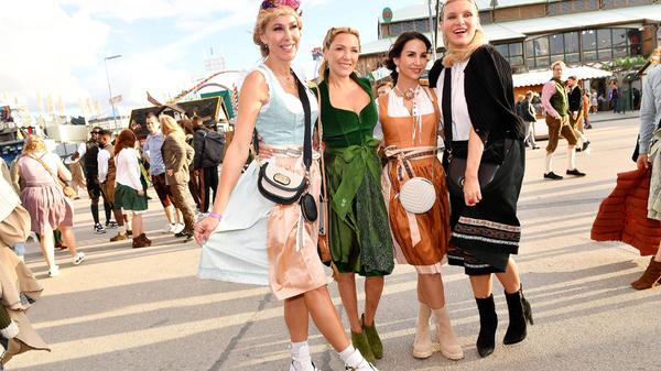 Sylvia Walker, Simone Ballack, Sila Sahin und Magdalena Brzeska genießen nach einem Regenstart die ersten Sonnenstrahlen auf der Wiesn 2022.