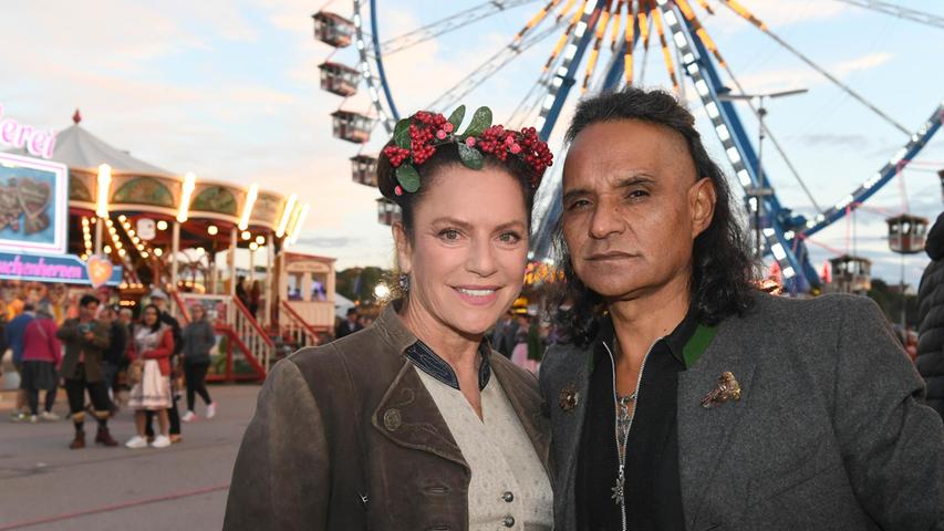 Die Schauspielerin Christine Neubauer und José Campos zeigen sich auf dem Oktoberfest vor dem Riesenrad. Ob es danach in die Höhe ging? 