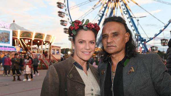 Die Schauspielerin Christine Neubauer und José Campos zeigen sich auf dem Oktoberfest vor dem Riesenrad. Ob es danach in die Höhe ging?