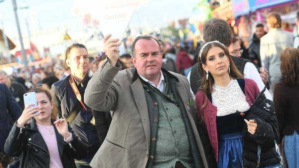 Clemens Baumgärtner, der Chef der Wiesn, geht mit der Moderatorin Cathy Hummels beim Wiesn-Bummel über das Münchner Oktoberfest.