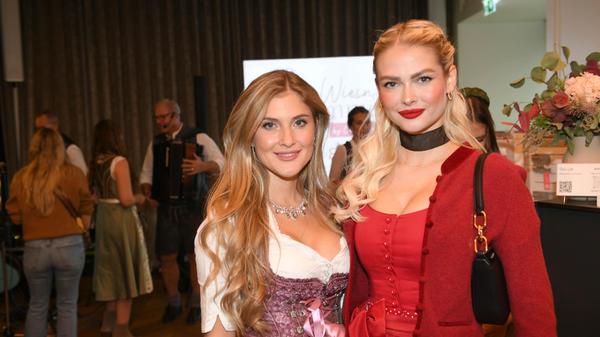 Das Playmate Vanessa Teske (l) und das Model Darya Strelnikova posieren zusammen im Hotel Roomers vor dem Wiesn-Bummel