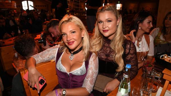 Evelyn Burdecki (l) und die Bloggerin Sophia Thiel feiern beim Wiesn-Bummel im Cafe Kaiserschmarrn auf dem Münchner Oktoberfest. Ob sich Sophia als bekennende Sportlerin für die alkoholfreie Variante entschieden hat? Auch eine "echte Moaß" sei ihr natürlich von Herzen gegönnt!