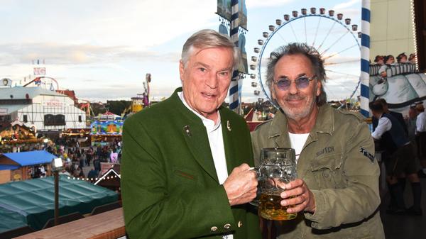 Sieben Tage, sieben (Wiesn)Köpfe? Wissen wir nicht. Was wir wissen: Jochen Busse und Hugo Egon Balder schauten auf jeden Fall einen Sprung in München vorbei.