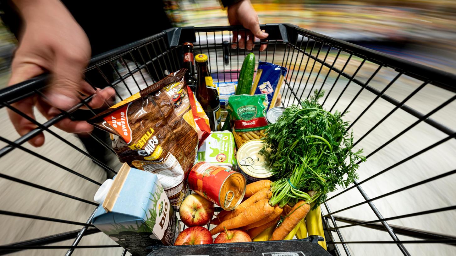 Produkte sind in jedem Lebensbereich deutlich teurer geworden. Auch beim Einkaufen im Supermarkt fällt der Preisanstieg an der Kasse massiv auf.