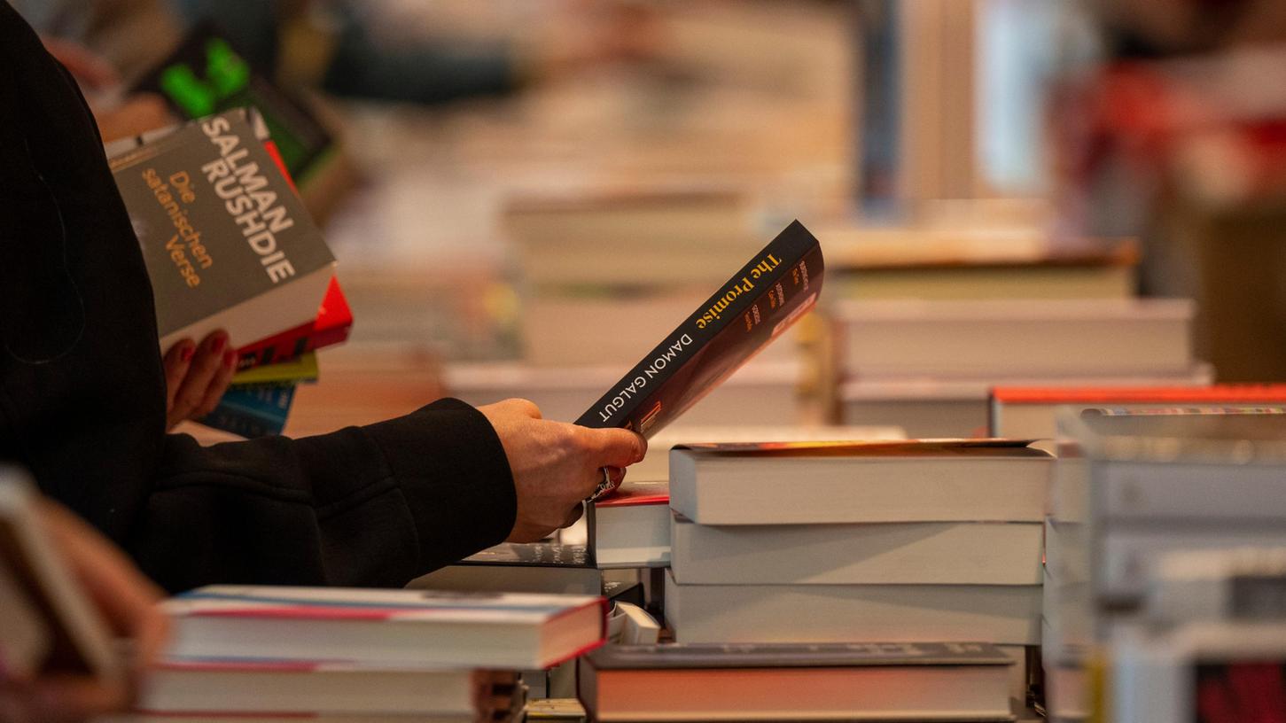 Ein Roman, dessen Geschichte eine gewisse Parallele zur Autorin zieht: "Die Geschichte eines Kindes" von Anna Kim.
Ein Roman, dessen Geschichte eine gewisse Parallele zur Autorin zieht: "Die Geschichte eines Kindes" von Anna Kim.