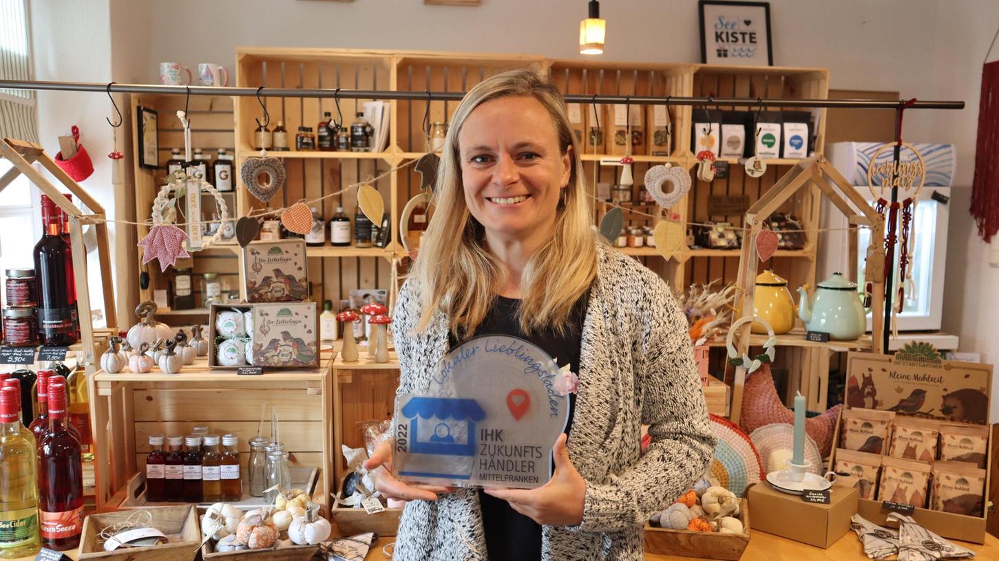 Die strahlende Gewinnerin: Jana Roland von der Seekiste setzt auf handgemachte Einzelstücke und Leckereien aus der Region. Mit diesem Konzept konnte sie auch die Fachjury der IHK überzeugen. Die strahlende Gewinnerin: Jana Roland von der Seekiste setzt auf handgemachte Einzelstücke und Leckereien aus der Region. Mit diesem Konzept konnte sie auch die Fachjury der IHK überzeugen.
