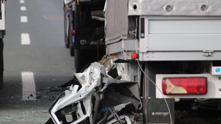 Tödlicher Verkehrsunfall auf A6: Kleintransporter prallte auf Lkw