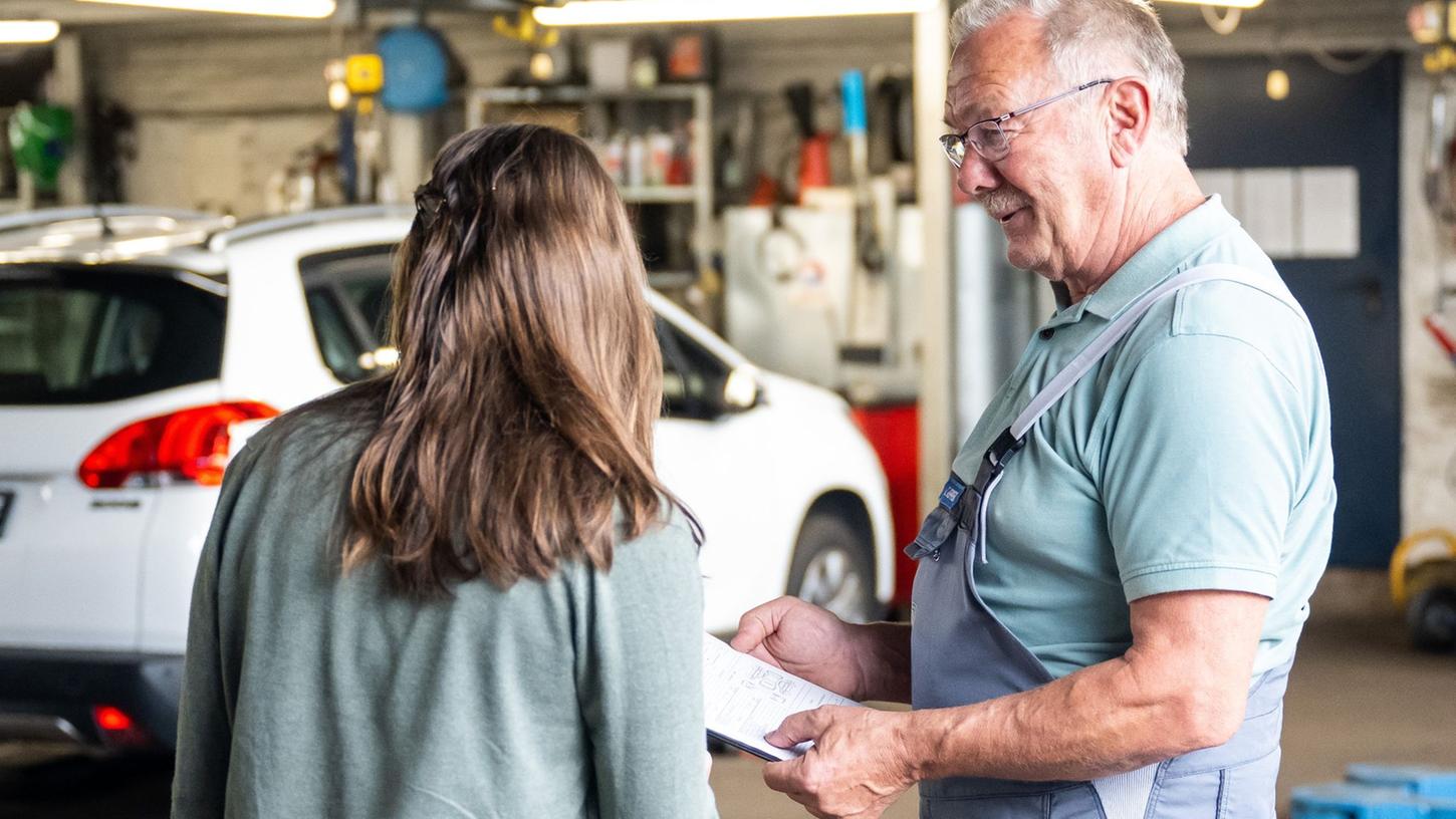 Rechtzeitig dran denken: Wer die Winterräder nicht selbst aufzieht, macht sich besser mit genügend Vorlauf einen Termin in der Autowerkstatt.