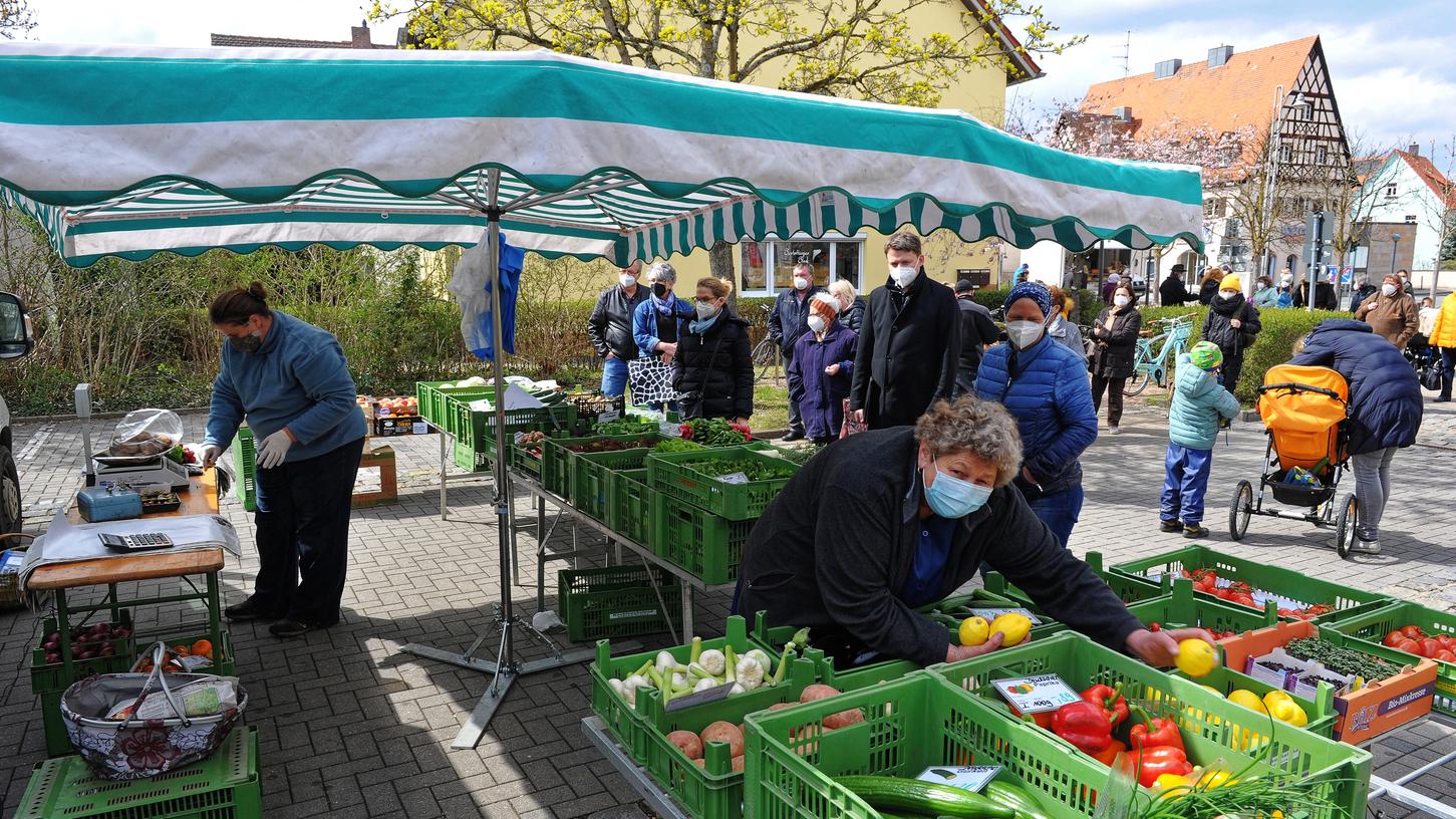 Im Nürnberger Land gibt es etliche Wochenmärkte, wie hier in Schwaig, auf denen man regionale Produkte kaufen kann. Im Nürnberger Land gibt es etliche Wochenmärkte, wie hier in Schwaig, auf denen man regionale Produkte kaufen kann.