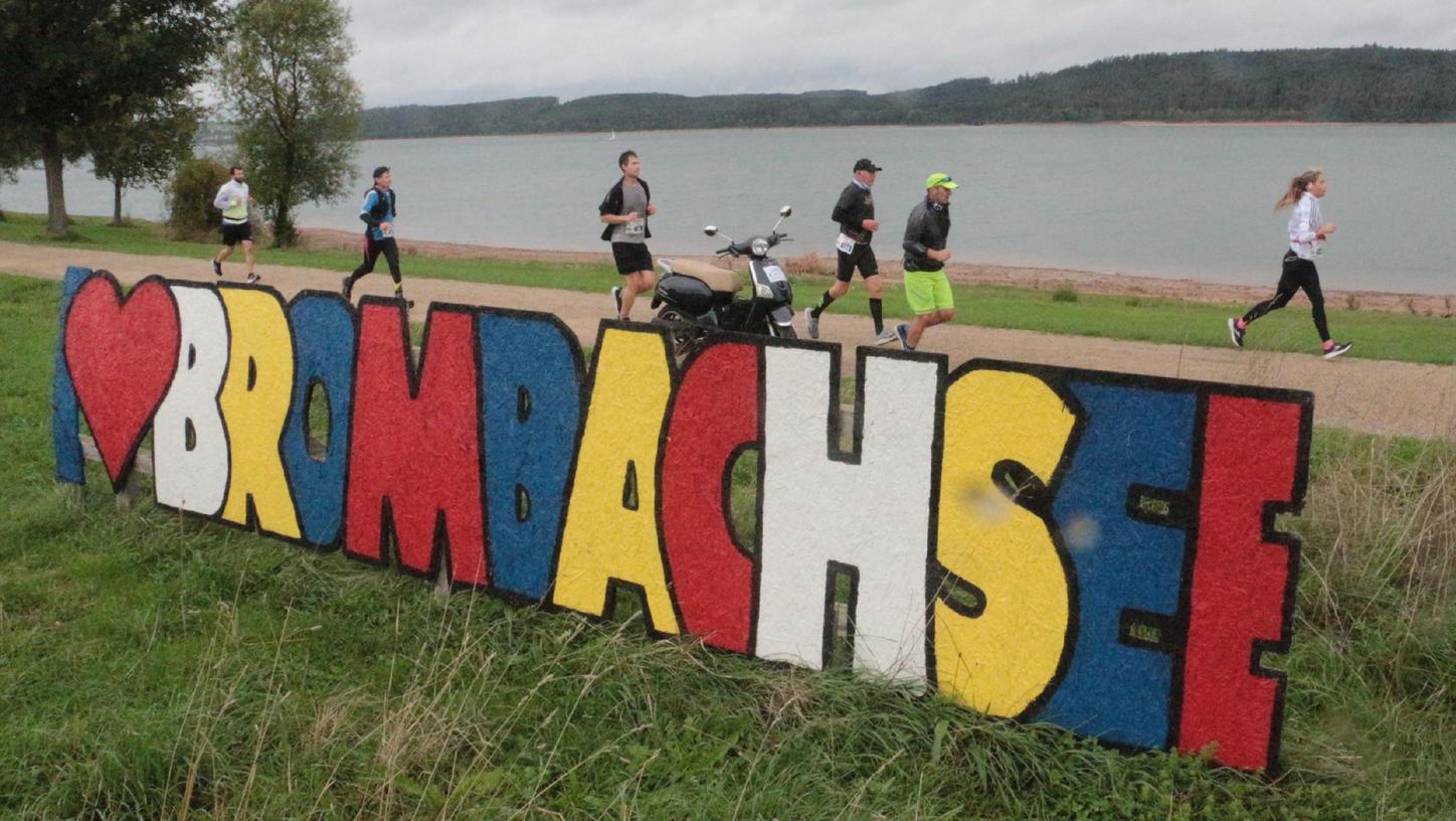 Die „Liebe zum Brombachsee“ wurde beim zehnten Seenlandmarathon angesichts der Witterung ein Stück weit auf die Probe gestellt. Dennoch war die Jubiläumsauflage eine insgesamt sehr gelungene Veranstaltung nach zwei Jahren Corona-Zwangspause
Die „Liebe zum Brombachsee“ wurde beim zehnten Seenlandmarathon angesichts der Witterung ein Stück weit auf die Probe gestellt. Dennoch war die Jubiläumsauflage eine insgesamt sehr gelungene Veranstaltung nach zwei Jahren Corona-Zwangspause