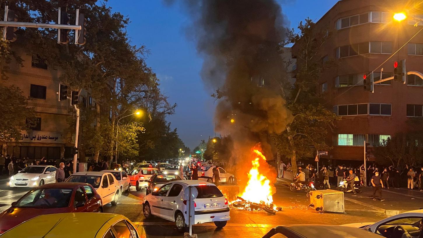 In Teheran brennt am Montagabend ein Polizeimotorrad.