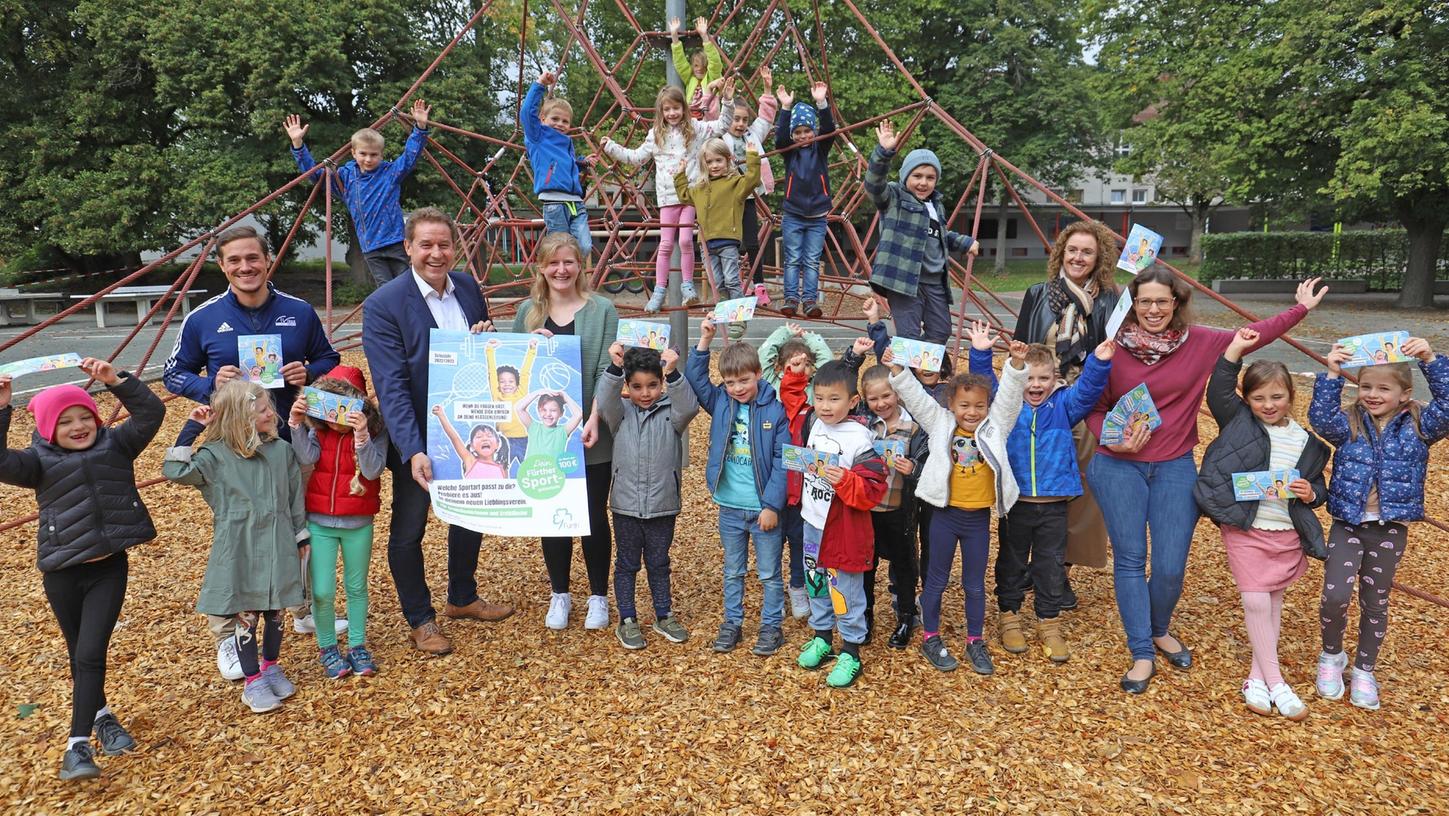 Im Pausenhof der Grundschule Friedrich-Ebert-Straße erhielten die Kinder der ersten Ganztagsklasse die Gutscheine zum Auftakt der Aktion in Fürth.
Im Pausenhof der Grundschule Friedrich-Ebert-Straße erhielten die Kinder der ersten Ganztagsklasse die Gutscheine zum Auftakt der Aktion in Fürth.