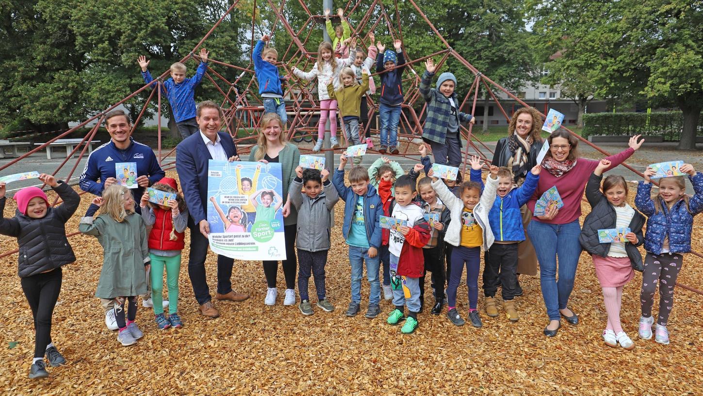 Im Pausenhof der Grundschule Friedrich-Ebert-Straße erhielten die Kinder der ersten Ganztagsklasse die Gutscheine zum Auftakt der Aktion in Fürth.