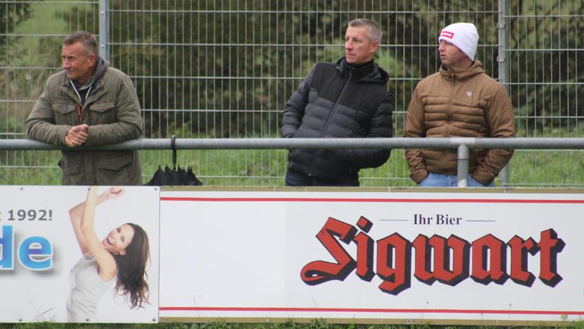 Prominenter Zuschauer an der Weißenburger Rezataue: Der frühere Bundesliga-Torschützenkönig Marek Mintal (Mitte) schaute bei seinem Sohn zu.
 
