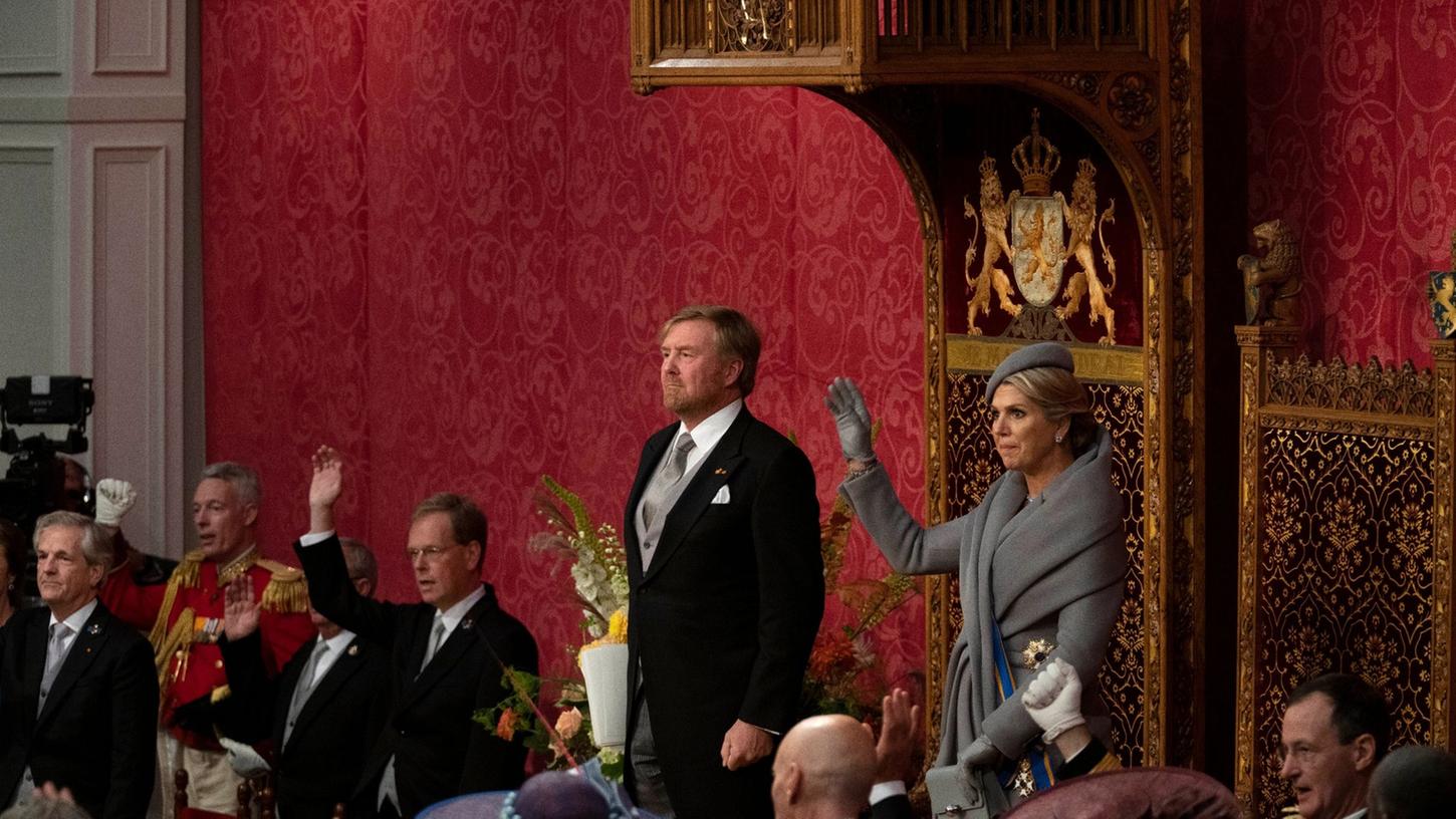 Der niederländische König Willem-Alexander eröffnete das parlamentarische Jahr mit einer Rede, in der er die Haushaltspläne der Regierung für das kommende Jahr vorstellte. Der niederländische König Willem-Alexander eröffnete das parlamentarische Jahr mit einer Rede, in der er die Haushaltspläne der Regierung für das kommende Jahr vorstellte.